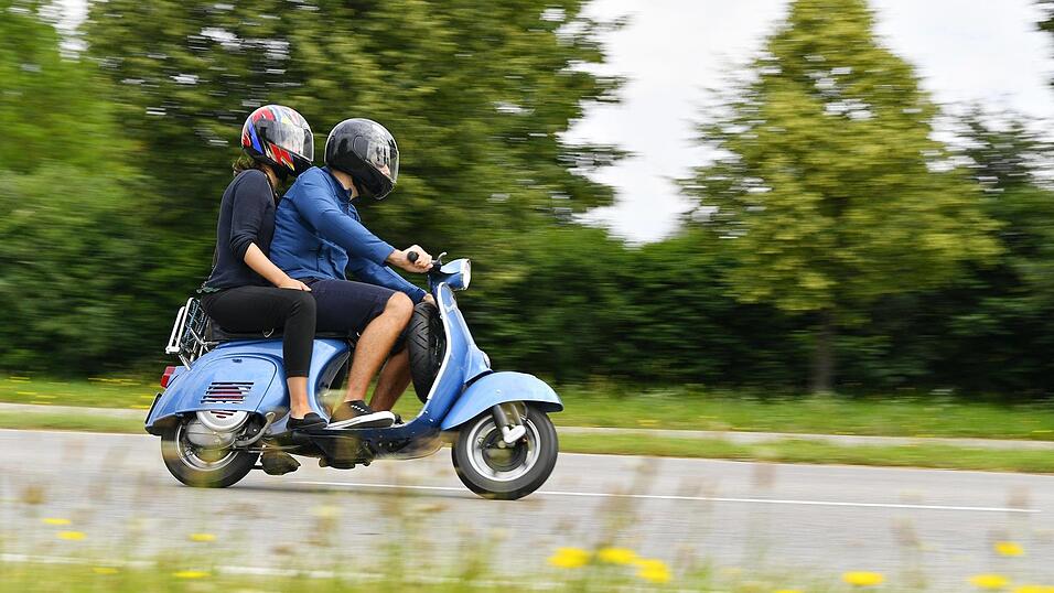 Vor der ersten Fahrt mit der Vespa sollte man nach dem Winter erst einmal prüfen, ob Reifendruck und Co. noch passen. Vor der ersten Fahrt mit der Vespa sollte man nach dem Winter erst einmal prüfen, ob Reifendruck und Co. noch passen.