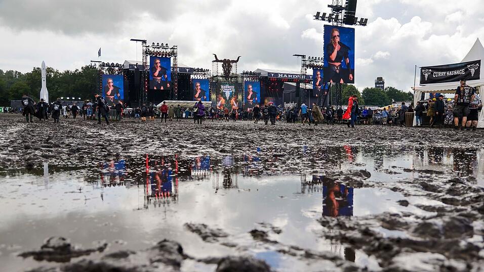 Der Dauerregen zum Start verwandelte das Infield in ein Schlammfeld.