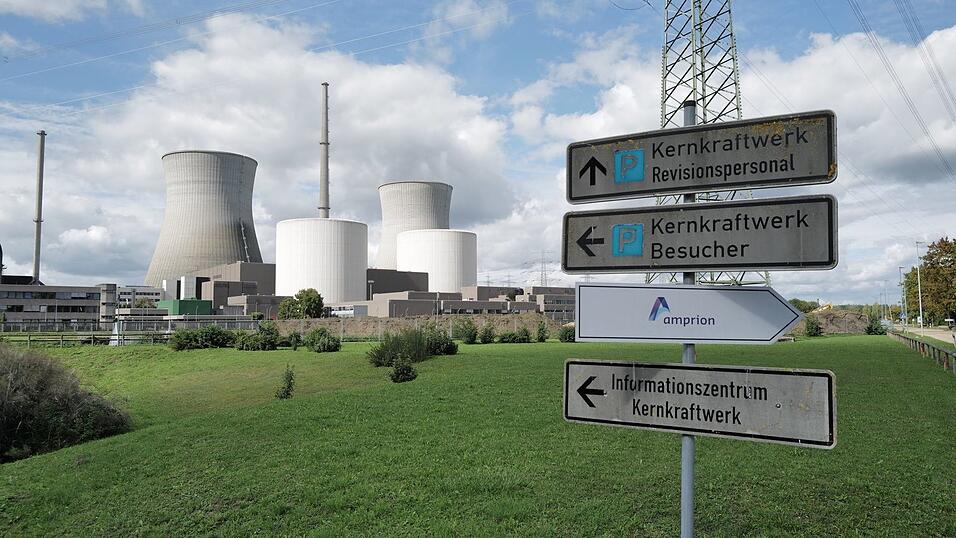Am 25. Oktober sollen die beiden rund 160 Meter hohen Kühltürme des vor knapp vier Jahren stillgelegten Atomkraftwerks Gundremmingen gesprengt werden. Am 25. Oktober sollen die beiden rund 160 Meter hohen Kühltürme des vor knapp vier Jahren stillgelegten Atomkraftwerks Gundremmingen gesprengt werden.