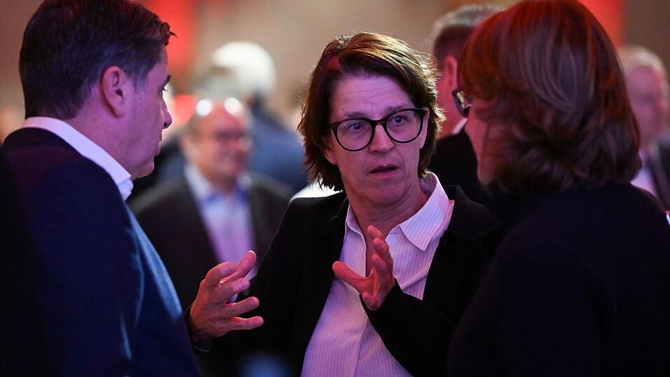 Tatjana Haenni (M) freut sich &uuml;ber die Bef&ouml;rderung von Marie-Louise Eta zur Trainerin von Union Berlin. (Archivbild)