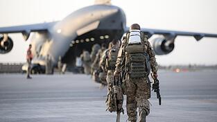 Ein Milit&auml;rtransporter fliegt Ende Juni 2021 vom Feldlager in Masar-i-Scharif in Richtung Deutschland. Damit endete der Afghanistan-Einsatz der Bundeswehr.