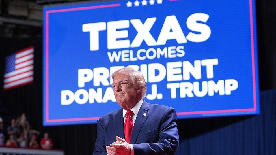 Es ist bereits Trumps dritte Reise nach Texas innerhalb eines Monats. Es ist bereits Trumps dritte Reise nach Texas innerhalb eines Monats.