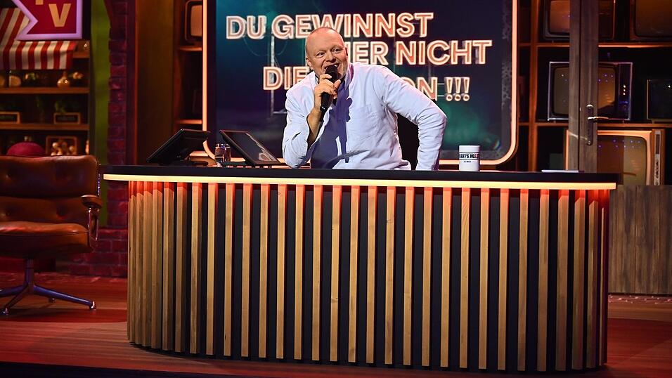 Kommt einem bekannt vor: Stefan Raab an seinem Pult im Studio von „Du gewinnst hier nicht die Million“. Kommt einem bekannt vor: Stefan Raab an seinem Pult im Studio von „Du gewinnst hier nicht die Million“.