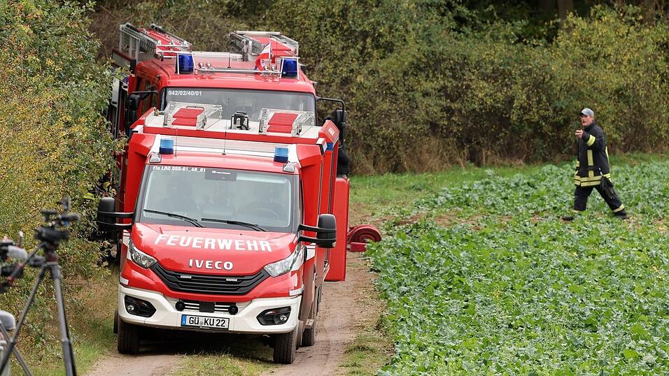 Die Feuerwehr pumpte Wasser aus dem Tümpel ab.