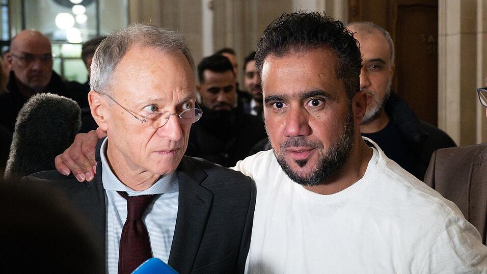 Buhsidos E-Manager Arafat Abou-Chaker (r) legt nach der Urteilsverkündung seinem Anwalt Hansgeorg Birkhoff die Hand auf die Schulter. (Archivbild) Buhsidos E-Manager Arafat Abou-Chaker (r) legt nach der Urteilsverkündung seinem Anwalt Hansgeorg Birkhoff die Hand auf die Schulter. (Archivbild)