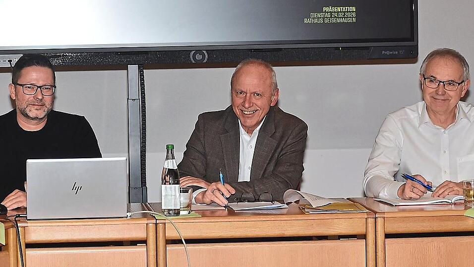 In der Gemeinderatssitzung (von links): Architekt Robert Maier, B&uuml;rgermeister Josef Reff und Gesch&auml;ftsleiter Heribert R&ouml;tzer.