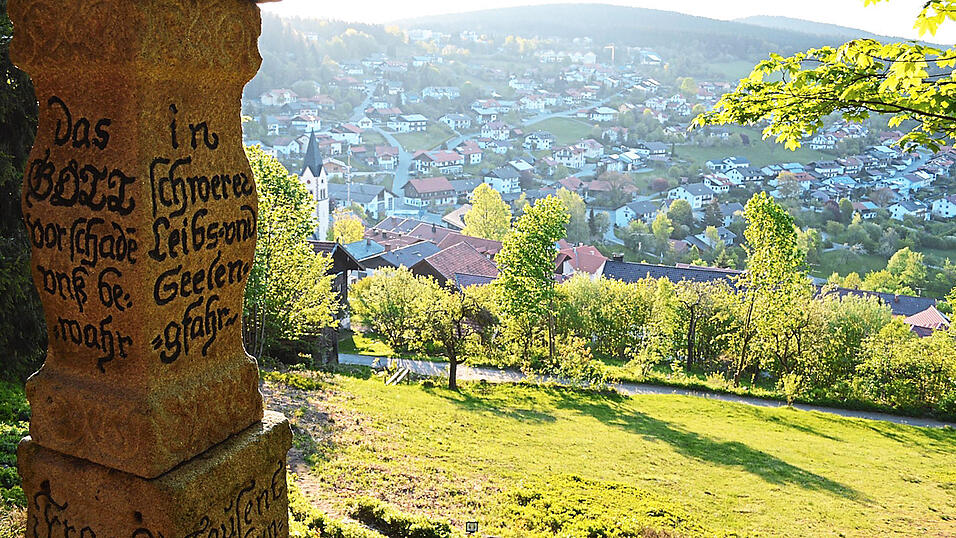 Blick vom Steinernen Englmar auf den Ort.