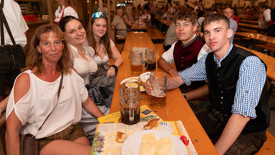 Die Partybilder vom Montag, 21. August 2023, aus dem Festzelt Greindl. Die Partybilder vom Montag, 21. August 2023, aus dem Festzelt Greindl.