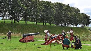 Kein Feind in Sicht: Die Soldaten in Geertruidenberg demonstrieren die Wehrhaftigkeit ihrer Stadt, mehrfach jedes Jahr im Sommer.