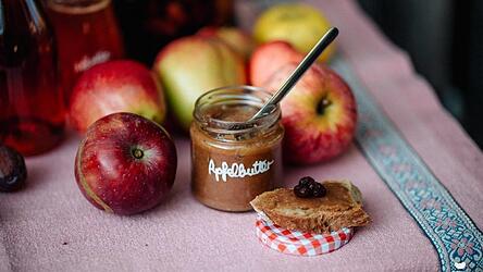 Für die kommende Apfelernte hat Miriam Dick, Projektleitung Genussregion Niederbayern & Kräuterpädagogin, ein leckeres Rezept parat.