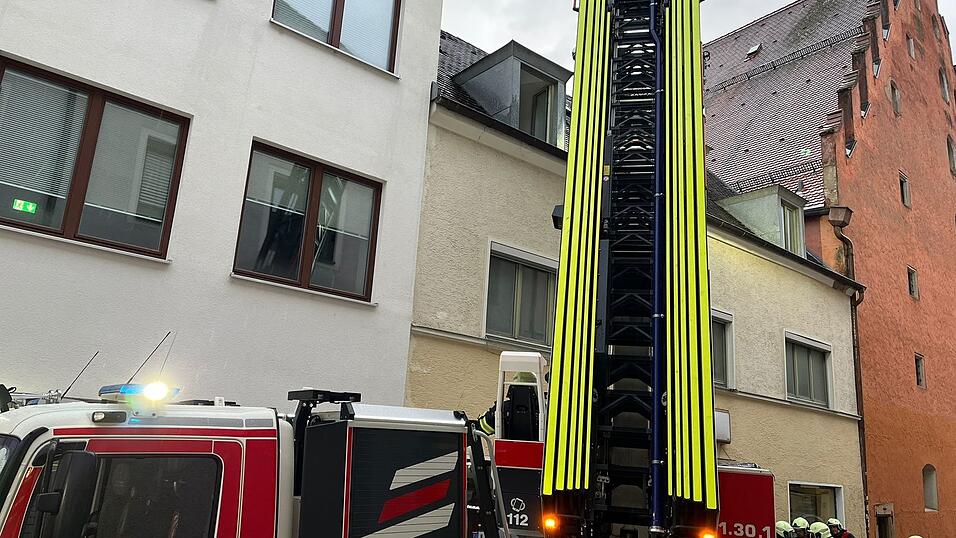 Eine Drehleiter wurde au&szlig;en am Geb&auml;ude hochgefahren.