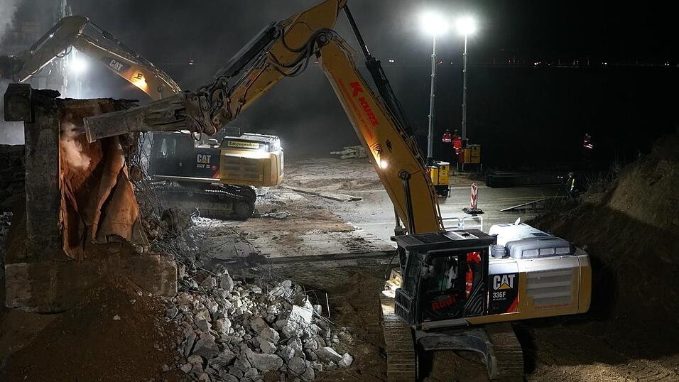 Gleich zwei Brücken mussten am Wochenende an der A3 im Landkreis Regensburg abgerissen werden. Gleich zwei Brücken mussten am Wochenende an der A3 im Landkreis Regensburg abgerissen werden.