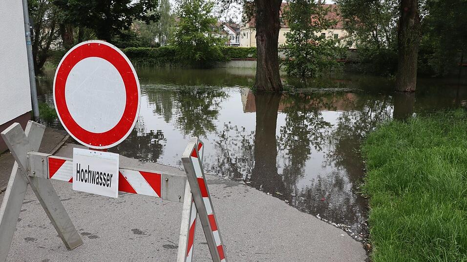 Das Donauhochwasser staut sich derzeit im Allachbach fast bis zur Stockergasse zurück.