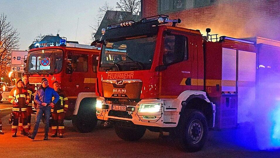 Für das neue Feuerwehrfahrzeug wurde eine Menge auf die Beine gestellt. Und da war es dann endlich, empfangen mit Fackeln, Nebelmaschine und Musik. Für das neue Feuerwehrfahrzeug wurde eine Menge auf die Beine gestellt. Und da war es dann endlich, empfangen mit Fackeln, Nebelmaschine und Musik.