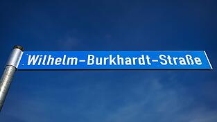 Die mittelfränkische Marktgemeinde Allersberg muss die bisherge Wilhelm-Burkhardt-Straße umbenennen - der Namensgeber war ein Nationalsozialist. (Archivbild) Die mittelfränkische Marktgemeinde Allersberg muss die bisherge Wilhelm-Burkhardt-Straße umbenennen - der Namensgeber war ein Nationalsozialist. (Archivbild)
