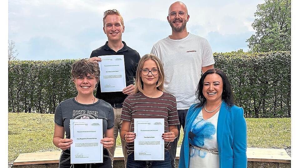 Zum Abschluss des Ferienseminars überreichte Seminarleiterin Silke Rager (erste Reihe rechts) gemeinsam mit dem begleitenden Studienreferendar Christoph Fortner (zweite Reihe rechts) die Teilnahmezertifikate. Darunter waren auch drei Jugendliche aus dem Landkreis Dingolfing-Landau: (von links) Magdalena Schütz (Gymnasium Landau), Sophia Huber (Gymnasium Dingolfing) und Niklas Weller (Gymnasium Dingolfing). Zum Abschluss des Ferienseminars überreichte Seminarleiterin Silke Rager (erste Reihe rechts) gemeinsam mit dem begleitenden Studienreferendar Christoph Fortner (zweite Reihe rechts) die Teilnahmezertifikate. Darunter waren auch drei Jugendliche aus dem Landkreis Dingolfing-Landau: (von links) Magdalena Schütz (Gymnasium Landau), Sophia Huber (Gymnasium Dingolfing) und Niklas Weller (Gymnasium Dingolfing).