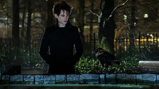 In der Welt der Lebenden versucht Dream (Tom Sturridge), die Träume, die ihm abhandengekommen sind, wieder einzufangen. In der Welt der Lebenden versucht Dream (Tom Sturridge), die Träume, die ihm abhandengekommen sind, wieder einzufangen.