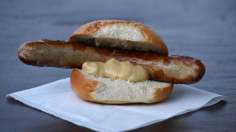Wann und wo gab es die erste Bratwurst? Eine Urkunde könnte darüber Aufschluss geben. (Archivbild) Wann und wo gab es die erste Bratwurst? Eine Urkunde könnte darüber Aufschluss geben. (Archivbild)