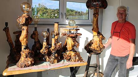 Über Jahre hinweg hat Alfons Obermeier die knorpeligen Äste abgeschnitten und aufbewahrt. Jetzt ist aus jedem eine Lampe geworden.