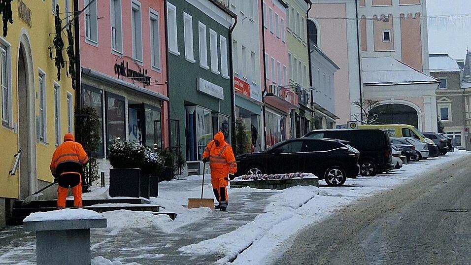 Der Bauhof ist in diesem Winter stark gefordert. Aber auch die B&uuml;rger m&uuml;ssen ihrer R&auml;um- und Streupflicht nachkommen, so der Appell aus dem Rathaus.