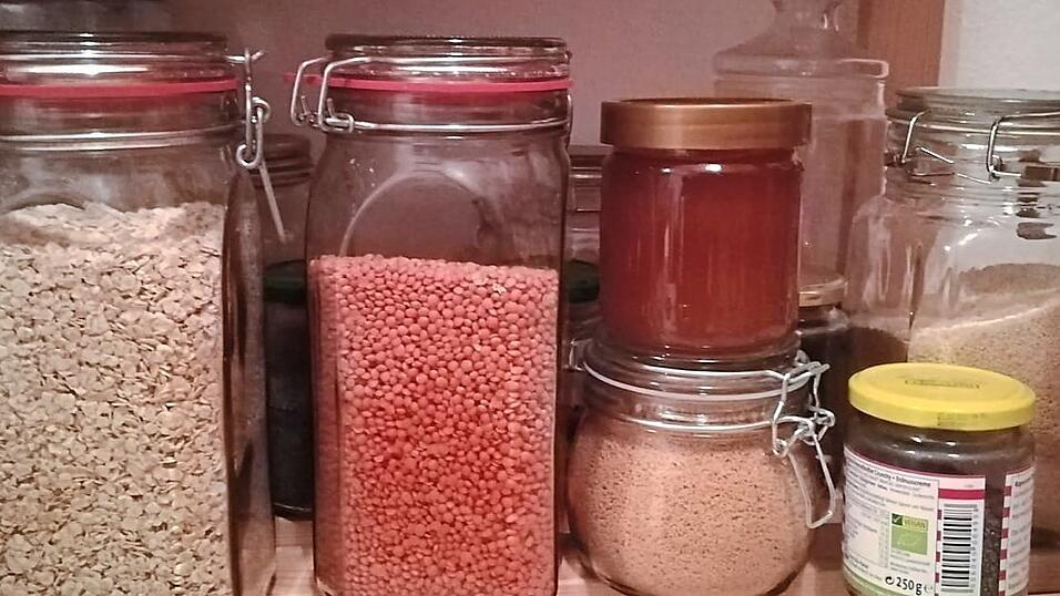Einkaufen im Unverpackt-Laden. Mit diesen Tricks will Veronika Gruber weniger Müll produzieren.