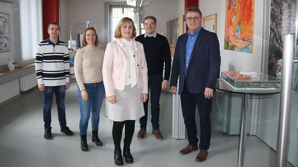 Christa Bucher mit ihrer Nachfolgerin Jenny Achaz, zusammen mit Amtsleiter Christian Schmitz und den Personalräten Vitus Schießl und Josef Traurig. Christa Bucher mit ihrer Nachfolgerin Jenny Achaz, zusammen mit Amtsleiter Christian Schmitz und den Personalräten Vitus Schießl und Josef Traurig.