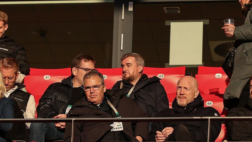 Auf der Tribüne freuen sich Andreas Rettig (vorne l) und Matthias Sammer (vorne r) mit. Auf der Tribüne freuen sich Andreas Rettig (vorne l) und Matthias Sammer (vorne r) mit.