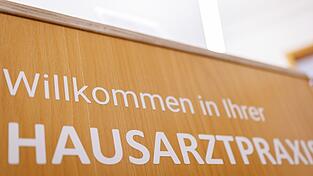 Die Zahl der Hausärzte in Bayern ist zuletzt gestiegen - wenn auch nur leicht. (Symbolbild) Die Zahl der Hausärzte in Bayern ist zuletzt gestiegen - wenn auch nur leicht. (Symbolbild)