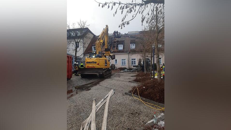 Der Brand in Mengkofen h&auml;lt die Einsatzkr&auml;fte der Feuerwehr in Atem.&nbsp;