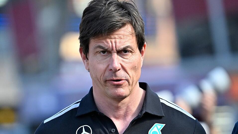 Teamchef Toto Wolff sieht Mercedes im Entwicklungsrennen im R&uuml;ckstand. (Archivbild)