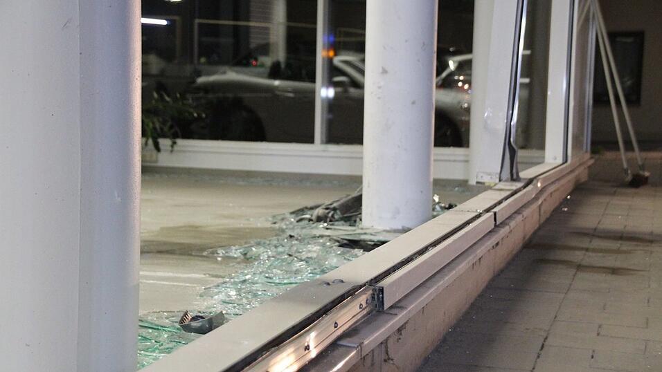 Ein Autofahrer ist in Rottenburg in den Verkaufsraum eines Autohauses gefahren.