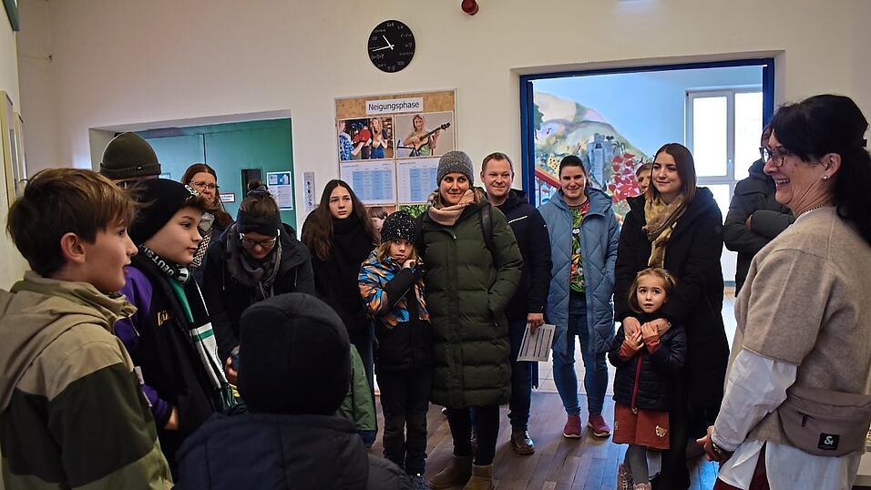 Witzig und jugendlich frisch wurden die Schulhaus-Führungen von Schülern geleitet. - Der Umgang mit Sprache, sei es Deutsch oder Englisch, wurde in Teamarbeit gezeigt.