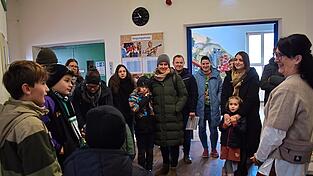 Witzig und jugendlich frisch wurden die Schulhaus-Führungen von Schülern geleitet. - Der Umgang mit Sprache, sei es Deutsch oder Englisch, wurde in Teamarbeit gezeigt.