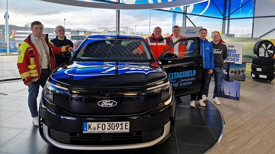 Große Freude bei Manfred Aschenbrenner (4. von rechts), Dominik Lommer (links), Stefan Raab (3. von rechts) und Herbert Heigl (2. von links): Sie nahmen für den BRK-Kreisverband Cham die Schlüssel für einen funkelnagelneuen Ford Explorer in Empfang. Übergeben wurde das Elektrofahrzeug von den stellvertretenden Stauner-Geschäftsleitern Florian Mitterdorfer (2. von rechts) und Florian Hartl (rechts). Große Freude bei Manfred Aschenbrenner (4. von rechts), Dominik Lommer (links), Stefan Raab (3. von rechts) und Herbert Heigl (2. von links): Sie nahmen für den BRK-Kreisverband Cham die Schlüssel für einen funkelnagelneuen Ford Explorer in Empfang. Übergeben wurde das Elektrofahrzeug von den stellvertretenden Stauner-Geschäftsleitern Florian Mitterdorfer (2. von rechts) und Florian Hartl (rechts).
