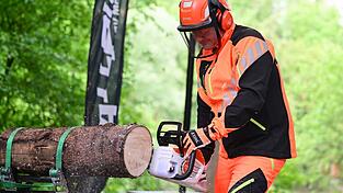 Der Absatz von Stihl-Akkugeräten war zuletzt gewachsen. Vorstands-Chef Traub sägt bei der Bilanz-Pressekonferenz mit einer neuen Stihl-Akkusäge einen Baumstamm. Der Absatz von Stihl-Akkugeräten war zuletzt gewachsen. Vorstands-Chef Traub sägt bei der Bilanz-Pressekonferenz mit einer neuen Stihl-Akkusäge einen Baumstamm.
