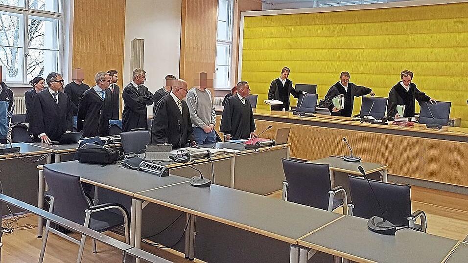 Haftstrafen zwischen 14 und vier Jahren unter anderem wegen bandenmäßigem Drogenhandel verhängte Richter Thomas Zenger. Haftstrafen zwischen 14 und vier Jahren unter anderem wegen bandenmäßigem Drogenhandel verhängte Richter Thomas Zenger.