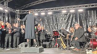Zentrale Botschaft des Ensembles „Mut zur Menschlichkeit“ mit Jennifer Reinhardt (Dritte von links), Margarete Hetzelein (Dirigentin) und Dr. Uwe Steinmetz (Vierter von rechts). Zentrale Botschaft des Ensembles „Mut zur Menschlichkeit“ mit Jennifer Reinhardt (Dritte von links), Margarete Hetzelein (Dirigentin) und Dr. Uwe Steinmetz (Vierter von rechts).