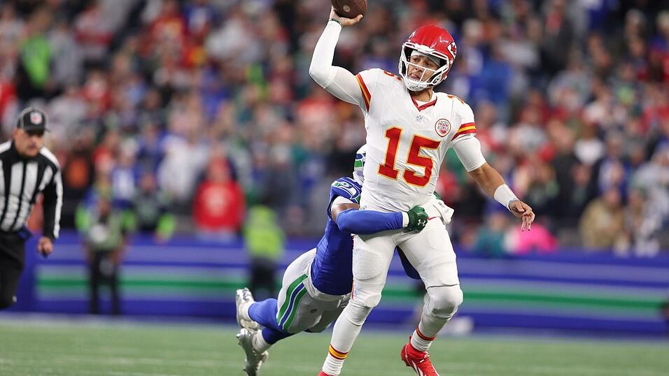 Quarterback-Star Patrick Mahomes hatte gegen Seattle einen schweren Stand. Quarterback-Star Patrick Mahomes hatte gegen Seattle einen schweren Stand.