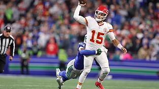 Quarterback-Star Patrick Mahomes hatte gegen Seattle einen schweren Stand. Quarterback-Star Patrick Mahomes hatte gegen Seattle einen schweren Stand.