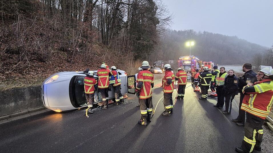 Die Feuerwehr Niederaichbach befreite den mann aus seinem seitlich liegenden Auto.