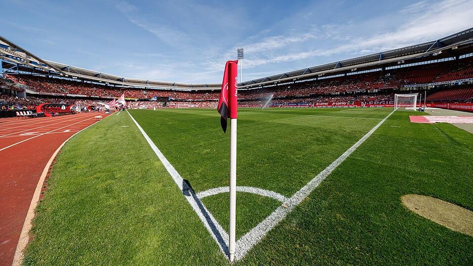 Durch den Spielertunnel geht es für die zukünftigen Eheleute zur Trauung am Spielfeldrand. (Archivbild) Durch den Spielertunnel geht es für die zukünftigen Eheleute zur Trauung am Spielfeldrand. (Archivbild)