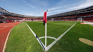 Durch den Spielertunnel geht es für die zukünftigen Eheleute zur Trauung am Spielfeldrand. (Archivbild) Durch den Spielertunnel geht es für die zukünftigen Eheleute zur Trauung am Spielfeldrand. (Archivbild)