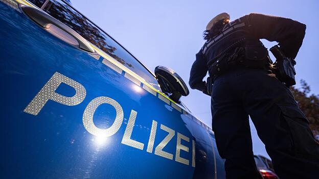 Der Autofahrer stieg aus und w&uuml;rgte den Fu&szlig;g&auml;nger mit beiden H&auml;nden am Hals. (Symbolbild)