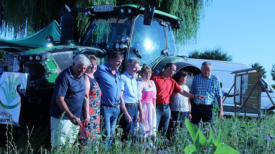Freuen sich über die riesige Resonanz auf die Blühflächenpatenaktion (von links): Straubings Stadtrat Peter Mittermeier, stellvertretende Kreisbäuerin Brigitte Landstorfer, Imker-Kreisvorsitzender Fritz Schildbach, Amtsleiter Josef Groß vom Landwirtschaftsamt, stellvertretende Landrätin Barbara Unger, Blühflächenbauer Franz Lehner, Kreisbäuerin Claudia Erndl und Niederbayerns BBV-Präsident Gerhard Stadler. Freuen sich über die riesige Resonanz auf die Blühflächenpatenaktion (von links): Straubings Stadtrat Peter Mittermeier, stellvertretende Kreisbäuerin Brigitte Landstorfer, Imker-Kreisvorsitzender Fritz Schildbach, Amtsleiter Josef Groß vom Landwirtschaftsamt, stellvertretende Landrätin Barbara Unger, Blühflächenbauer Franz Lehner, Kreisbäuerin Claudia Erndl und Niederbayerns BBV-Präsident Gerhard Stadler.