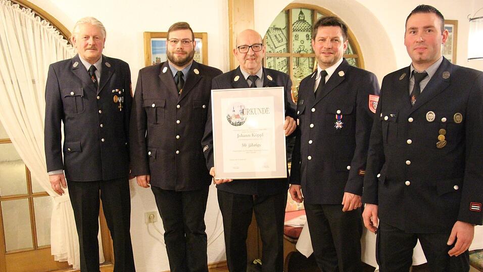 Vorsitzender Karl-Heinz Schedlbauer (v.li.), Kommandant Fabian Fuihl, der Geehrte Johann Köppl, Kreisfeuerwehrverbands-Vorsitzender Martin Sterl und 2. Kommandant Christian Benz. Vorsitzender Karl-Heinz Schedlbauer (v.li.), Kommandant Fabian Fuihl, der Geehrte Johann Köppl, Kreisfeuerwehrverbands-Vorsitzender Martin Sterl und 2. Kommandant Christian Benz.