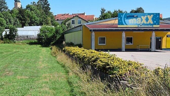 Gartenstraße: Bei hier niedergehenden Starkniederschlägen ist der natürliche Abflussweg infolge der Bebauung versperrt. Das Wasser muss sich seinen Weg über die Straße suchen. Gartenstraße: Bei hier niedergehenden Starkniederschlägen ist der natürliche Abflussweg infolge der Bebauung versperrt. Das Wasser muss sich seinen Weg über die Straße suchen.