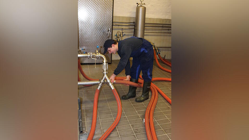 Jetzt muss Tobias Gmeiner die Leitungen richtig anschlie&szlig;en, damit das fertige Bier zum Abf&uuml;llen geleitet werden kann.