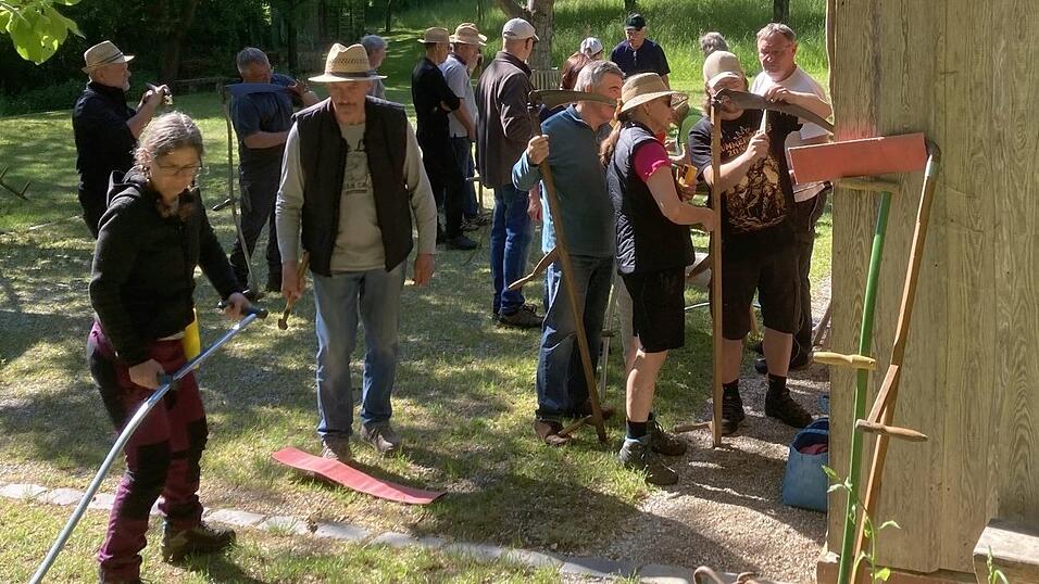 Der Sensen- und Dengelkurs des Kreisverband f&uuml;r Gartenbau- und Landespflege Landshut fand im Hans-Geiselbrechtinger-Garten statt.