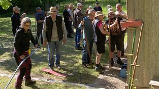 Der Sensen- und Dengelkurs des Kreisverband für Gartenbau- und Landespflege Landshut fand im Hans-Geiselbrechtinger-Garten statt. Der Sensen- und Dengelkurs des Kreisverband für Gartenbau- und Landespflege Landshut fand im Hans-Geiselbrechtinger-Garten statt.