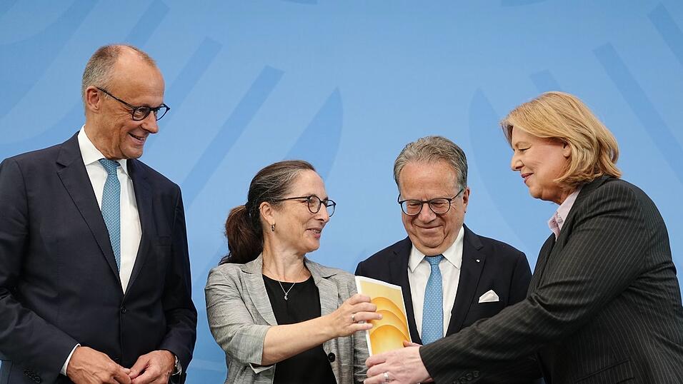 Bei der Entgegennahme der Empfehlungen der Rentenkommission k&uuml;ndigten Kanzler Friedrich Merz und Arbeitsministerin B&auml;rbel Bas eine Umsetzung ohne Abstriche an. (Archivbild)